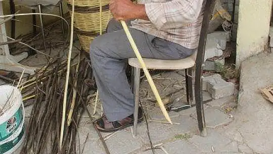 EKMEĞİNİ SEPETTEN ÇIKARIYOR