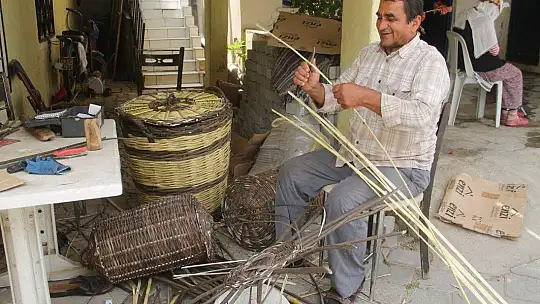 EKMEĞİNİ SEPETTEN ÇIKARIYOR