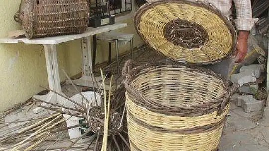 EKMEĞİNİ SEPETTEN ÇIKARIYOR