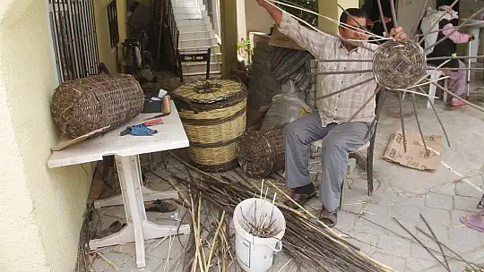 EKMEĞİNİ SEPETTEN ÇIKARIYOR