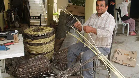 EKMEĞİNİ SEPETTEN ÇIKARIYOR