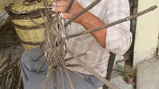 EKMEĞİNİ SEPETTEN ÇIKARIYOR