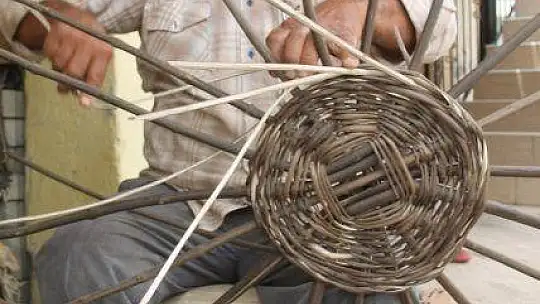 EKMEĞİNİ SEPETTEN ÇIKARIYOR