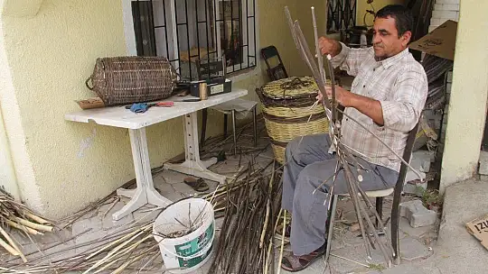 EKMEĞİNİ SEPETTEN ÇIKARIYOR