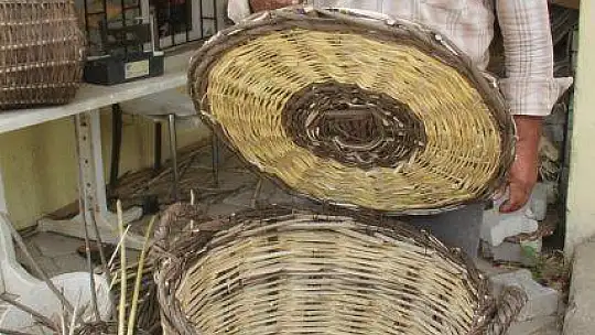 EKMEĞİNİ SEPETTEN ÇIKARIYOR