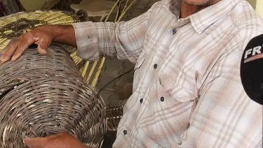 EKMEĞİNİ SEPETTEN ÇIKARIYOR