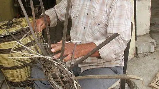 EKMEĞİNİ SEPETTEN ÇIKARIYOR