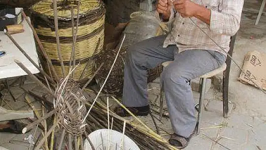 EKMEĞİNİ SEPETTEN ÇIKARIYOR