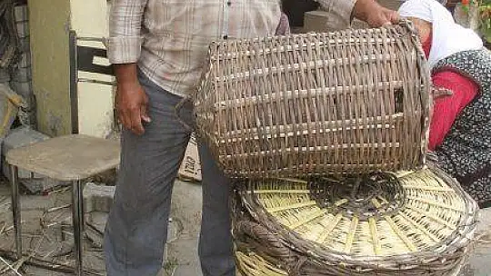 EKMEĞİNİ SEPETTEN ÇIKARIYOR