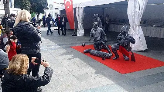 Seyit onbaşının heykeli bir anda canlanınca herkes şok oldu