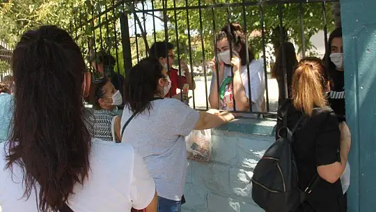 LGS'DE, ÖĞRENCİLER KADAR VELİLER DE HEYECANLIYDI