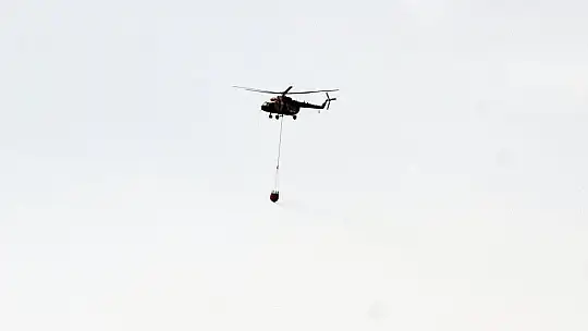 Skorsky helikopterlerin alevlere karşı mücadelesi göz doldurdu