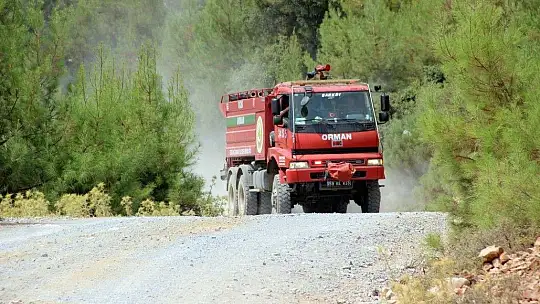 Skorsky helikopterlerin alevlere karşı mücadelesi göz doldurdu