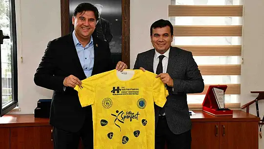 Karaca'ya Forma Hediye Ettiler