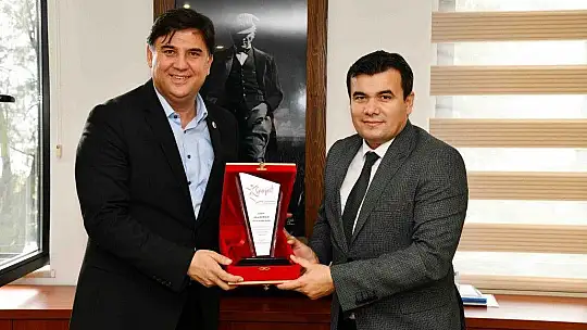 Karaca'ya Forma Hediye Ettiler