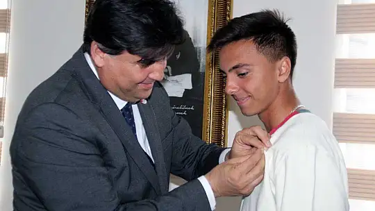 Fethiyeli Tenisçi başarısını Karaca ile paylaştı