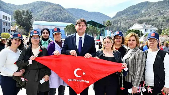 ATATÜRK ANITINA ÇELENK KOYMA TÖRENİ GERÇEKLEŞTİ