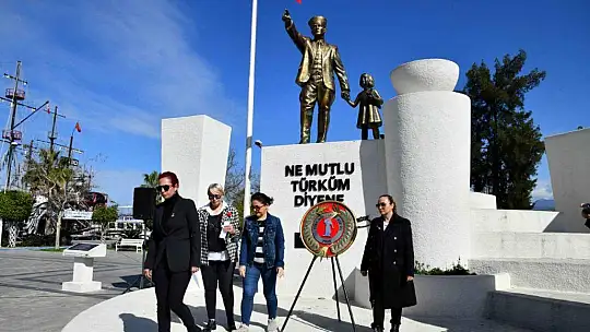 ATATÜRK ANITINA ÇELENK KOYMA TÖRENİ GERÇEKLEŞTİ