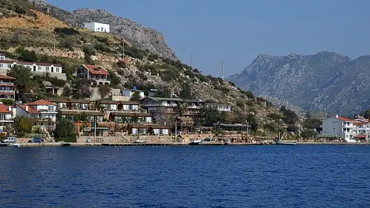 Vali Tavlı, kaçak yapıları denizden inceledi