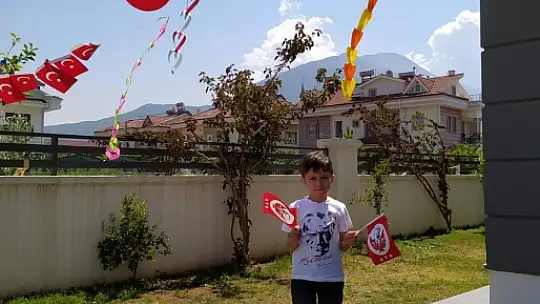 Fethiye'de 23 Nisan coşkusu balkonlara taşındı