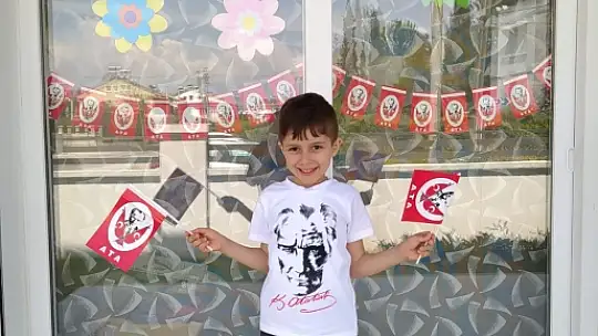 Fethiye'de 23 Nisan coşkusu balkonlara taşındı