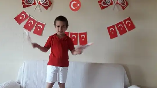 Fethiye'de 23 Nisan coşkusu balkonlara taşındı
