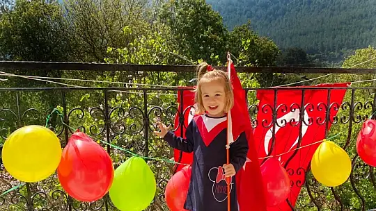 Fethiye'de 23 Nisan coşkusu balkonlara taşındı