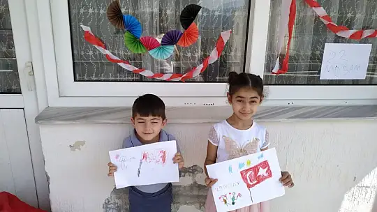 Fethiye'de 23 Nisan coşkusu balkonlara taşındı