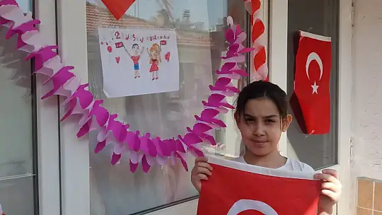 Fethiye'de 23 Nisan coşkusu balkonlara taşındı