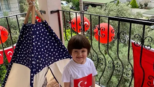 Fethiye'de 23 Nisan coşkusu balkonlara taşındı