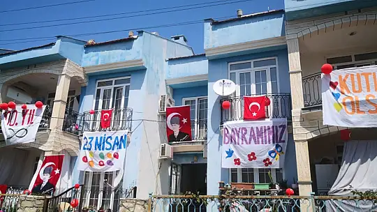 Fethiye'de 23 Nisan coşkusu balkonlara taşındı