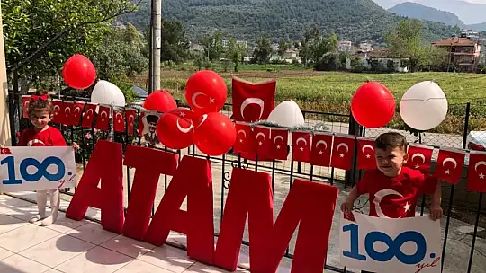 Fethiye'de 23 Nisan coşkusu balkonlara taşındı