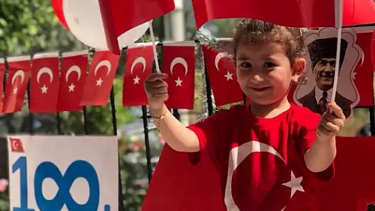 Fethiye'de 23 Nisan coşkusu balkonlara taşındı