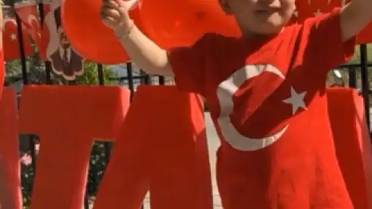 Fethiye'de 23 Nisan coşkusu balkonlara taşındı