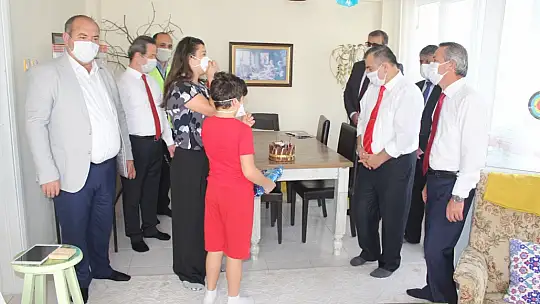 Protokolden öğrencilere kutlama ziyareti