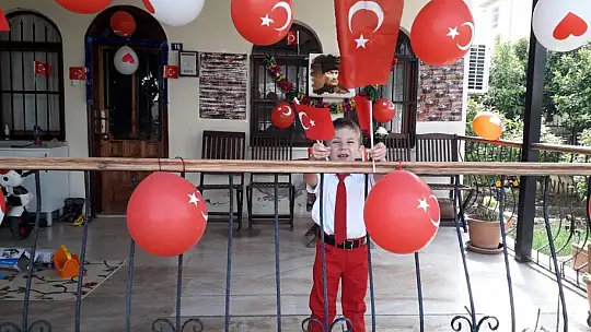 Fethiye'de 23 Nisan coşkusu balkonlara taşındı
