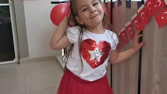 Fethiye'de 23 Nisan coşkusu balkonlara taşındı