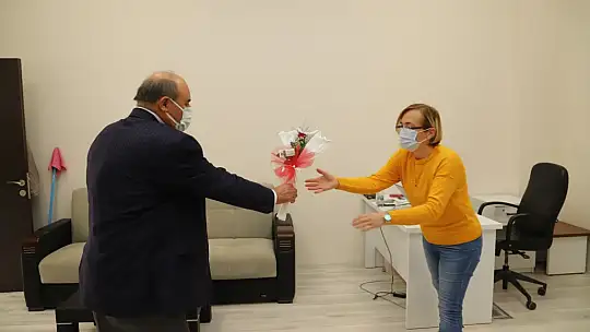 Kadınlar günü çiçeği Başkan Otgöz'den