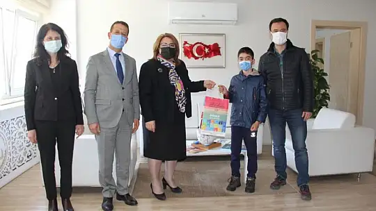 Bir yılda 306 kitap okuyan öğrenci ödüllendirildi