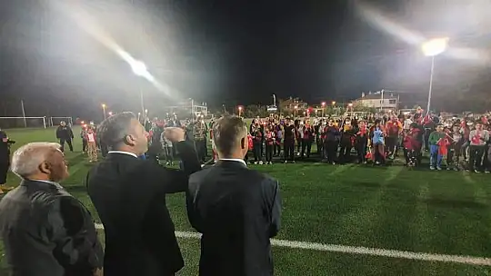 CHP'li Erbay 29 Ekim Cumhuriyet Bayramı kutlamalarında vatandaşlarla zeybek oynadı
