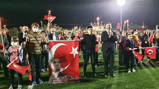 CHP'li Erbay 29 Ekim Cumhuriyet Bayramı kutlamalarında vatandaşlarla zeybek oynadı