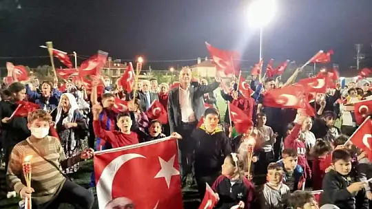 CHP'li Erbay 29 Ekim Cumhuriyet Bayramı kutlamalarında vatandaşlarla zeybek oynadı
