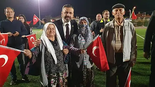 CHP'li Erbay 29 Ekim Cumhuriyet Bayramı kutlamalarında vatandaşlarla zeybek oynadı