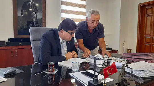 'DESTAN ÇANAKKALE' İSİMLİ KİTABINI KARACA'YA HEDİYE ETTİ