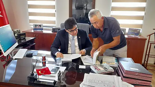 'DESTAN ÇANAKKALE' İSİMLİ KİTABINI KARACA'YA HEDİYE ETTİ
