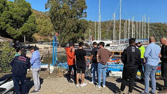 VİRAJI ALAMAYAN ARAÇ İSKELEYE DÜŞTÜ