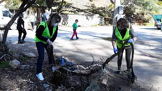 Yarımada'da temizlik çalışması yapıldı