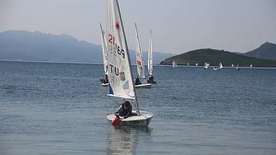 Yelkenci gençler aylar sonra yelkenlileriyle buluştu