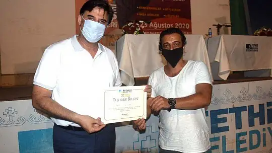 Yazarlara Teşekkür Belgesi Takdim Edildi