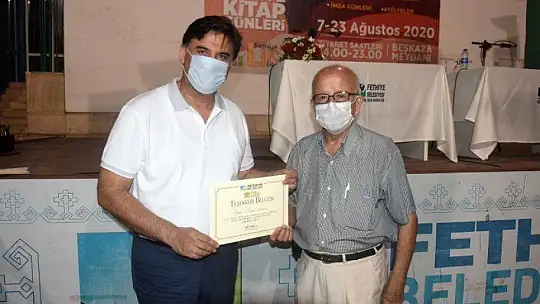 Yazarlara Teşekkür Belgesi Takdim Edildi